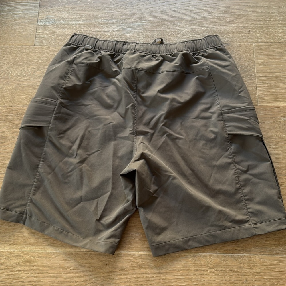 Lululemon Utilitarian Cargo Short 9" in Artifact like new - Picture 3 of 4
